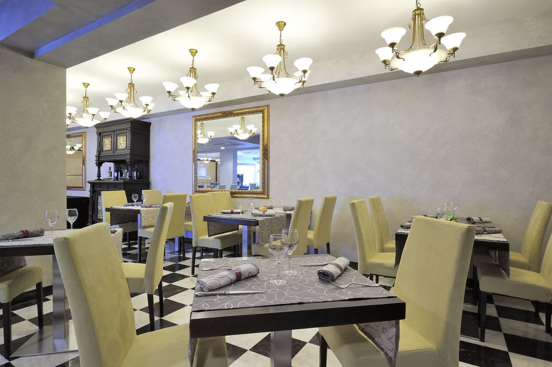 Salles Aeroport De Girona Hotel 4*